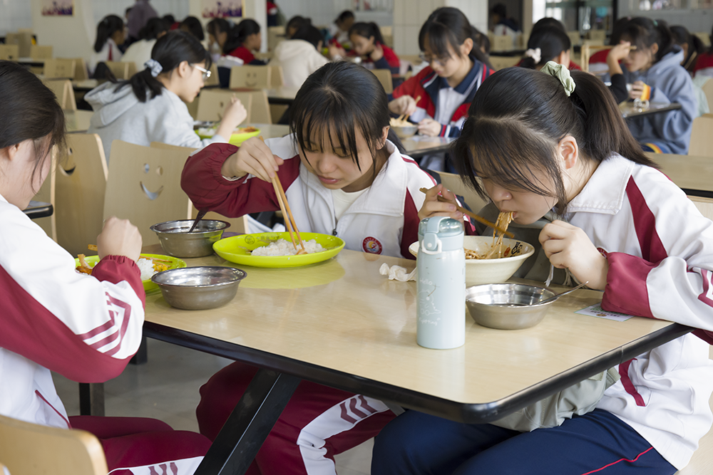 学校食堂承包为学生提供安全、健康、美味的餐饮体验.png