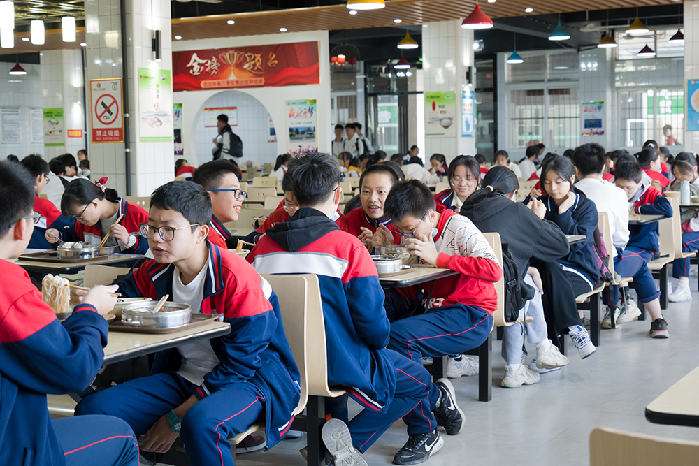 学校食堂承包为学生提供安全、健康、美味的餐饮环境.png